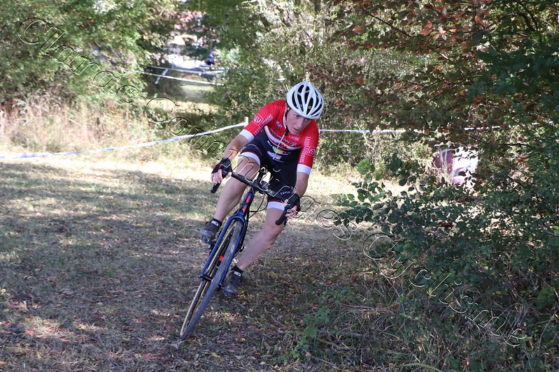 Concentration dans ce virage piégeux Concentration dans ce virage piégeux